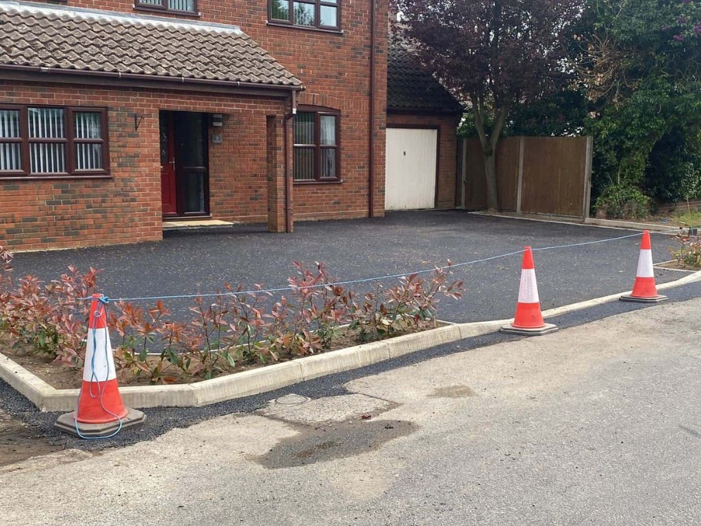 This is a newly installed tarmac driveway just installed by Newport Pagnell Driveways