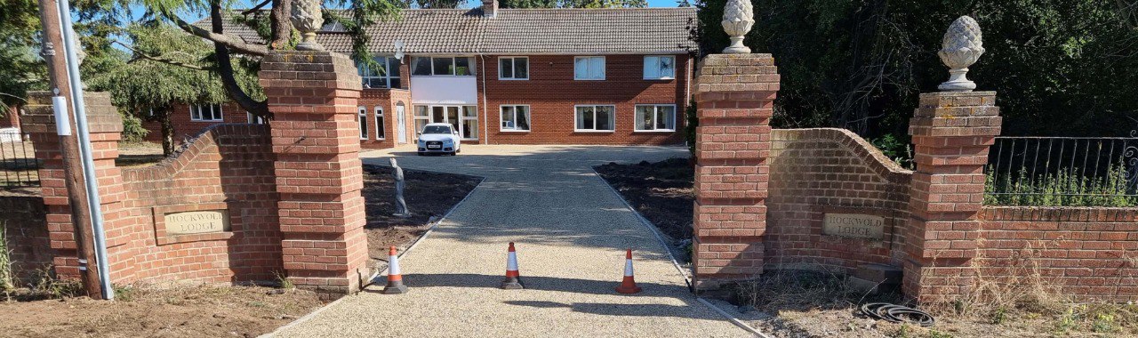 This is a photo of a newly installed chip and tar driveway, installed by Newport Pagnell Driveways