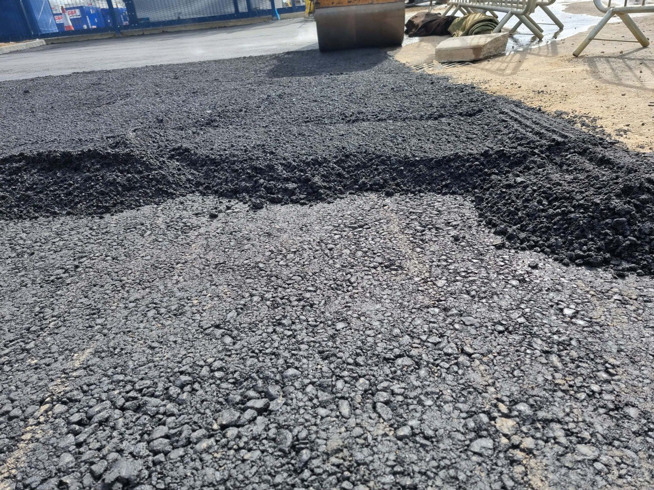 This is tarmac being laid by Newport Pagnell Driveways